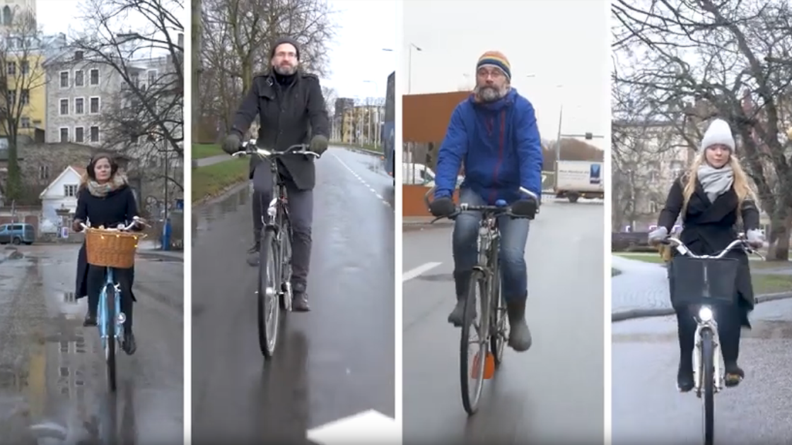 Vier Radfahrer sind in getrennten Screens auf einer Straße zu sehen