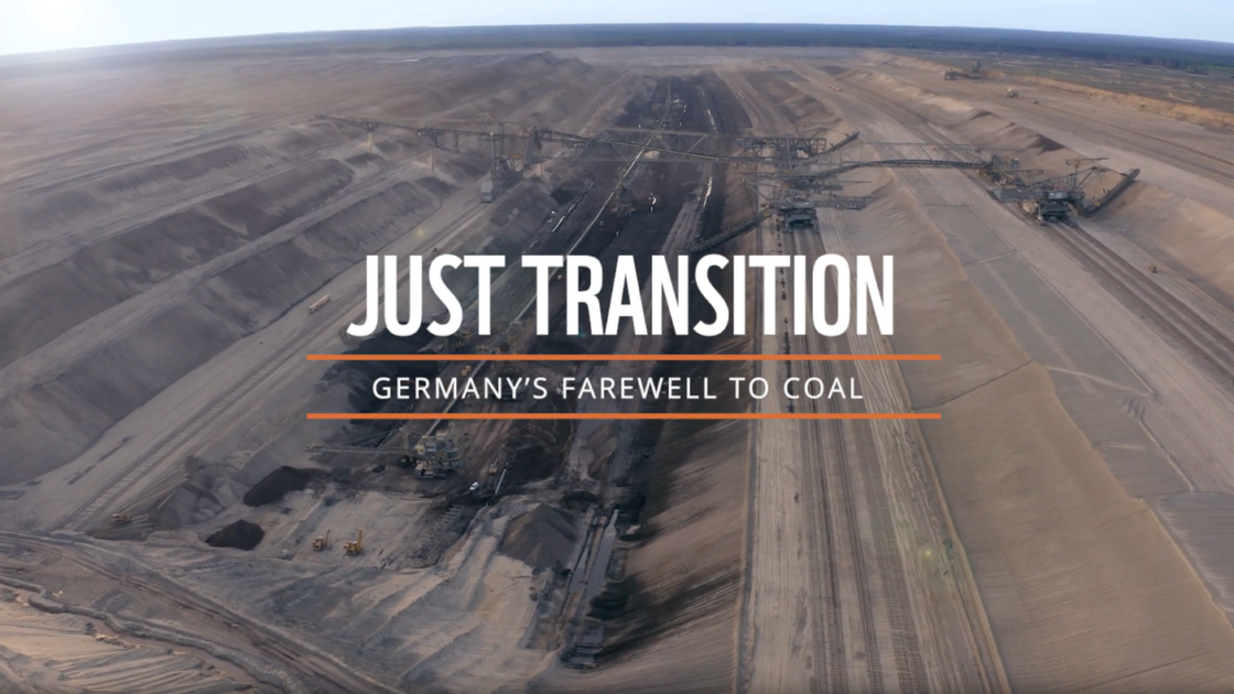 Kohletagebau und Schriftzug "Just Transition - Germany's farewell to coal"