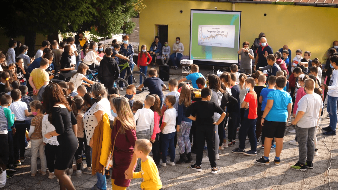 Bulgarian kids cycle to watch educational movies on energy efficiency