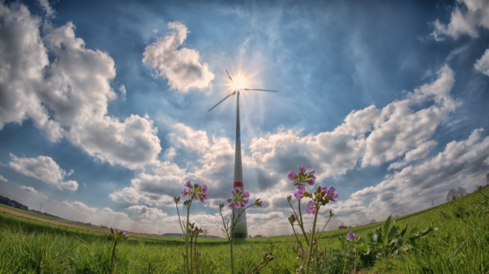 Wind turbine in the sunlight © pixabay