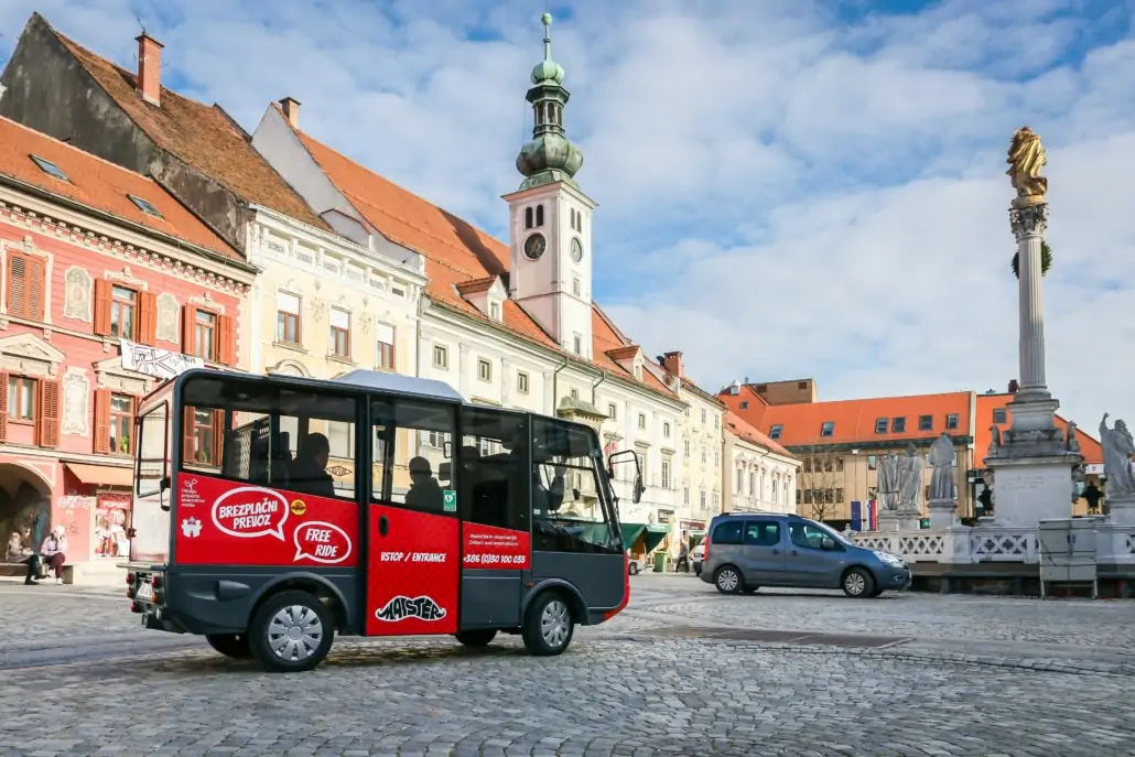Elektrobus im Zentrum der slowenischen Stadt Maribor