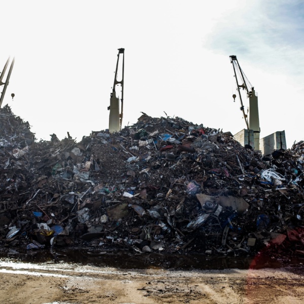 A large pile of trash, Photo: ©hans-ripa | Unsplash