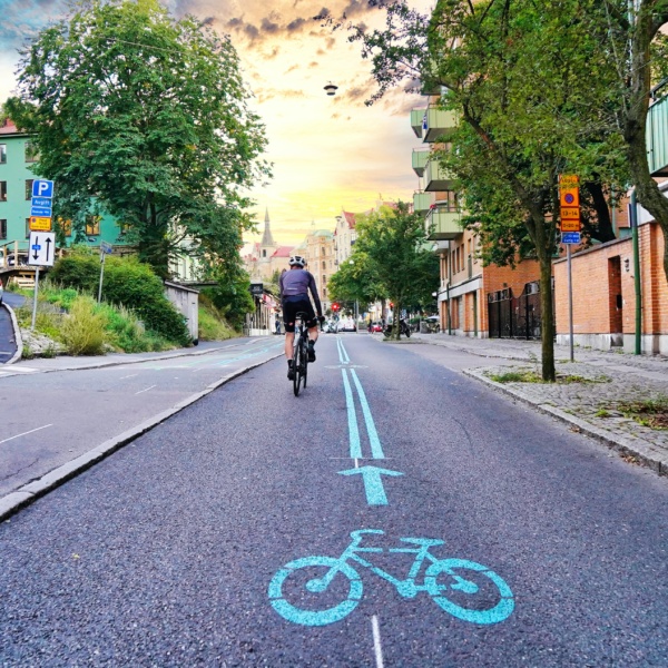Man cycling through the city, Photo: ©Martin Magnemyr | Unsplash