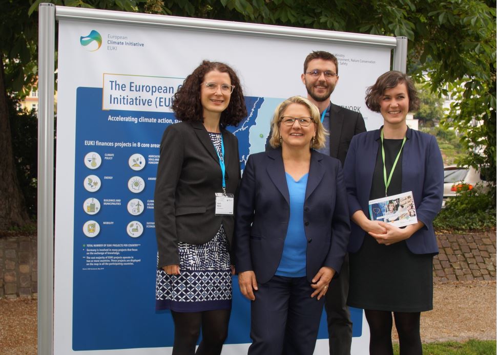 Umweltministerin Svenja Schulze besuchte am Rande der ICCA den Infostand der Europäischen Klimaschutzinitiative. Foto: GIZ/EUKI