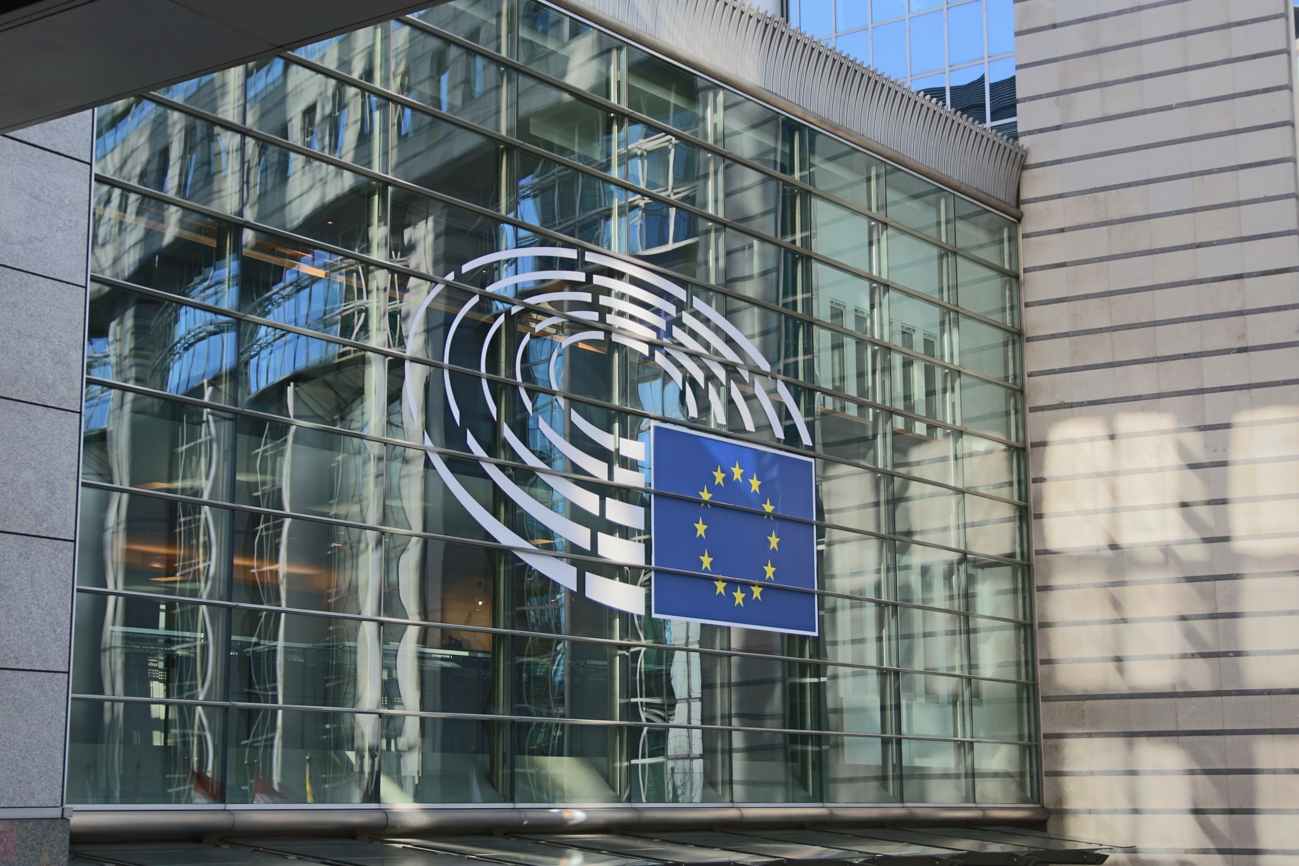 Fassade des EU-Parlaments mit Europaflagge