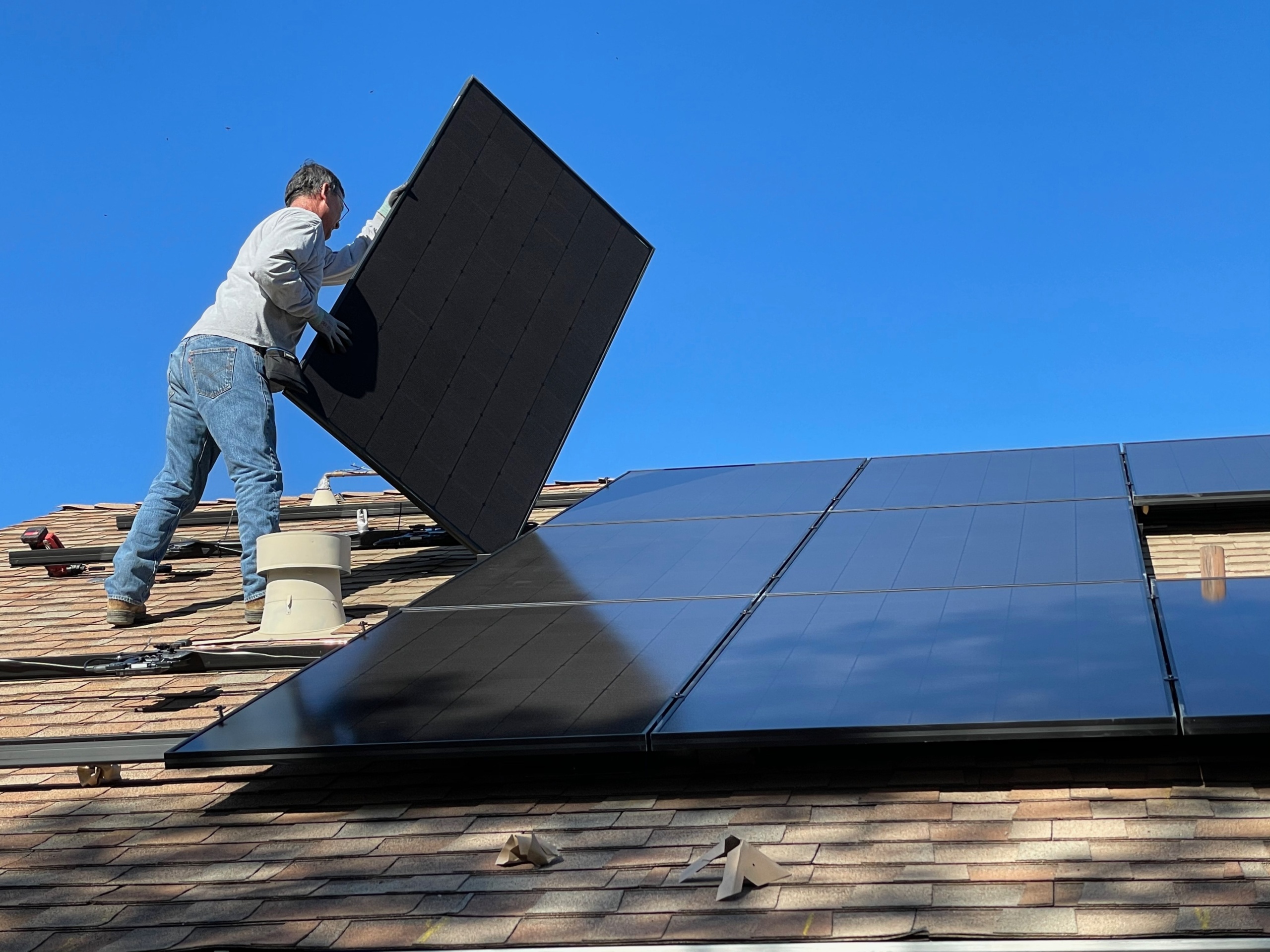 Installation of a solar panel, Photo: ©Bill Mead | Unsplash